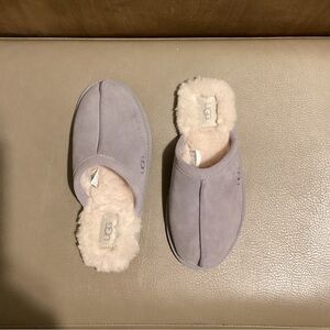 WOMANS UGG SLIPPERS